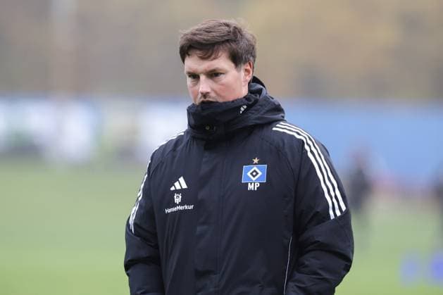 GER, xFSx ,Hamburg, HSV , 1. Bundesliga , Fussball, DFL, Hamburger SV Training , am Hamburger Volksparkstadion , 10.11.2025 , v.l. Trainer Merlin Polzin (Hamburger SV) DFL regulations prohibit any use of photographs as image sequences and or quasi-video. Copyright: HMBxMedia FernandoxSoares
