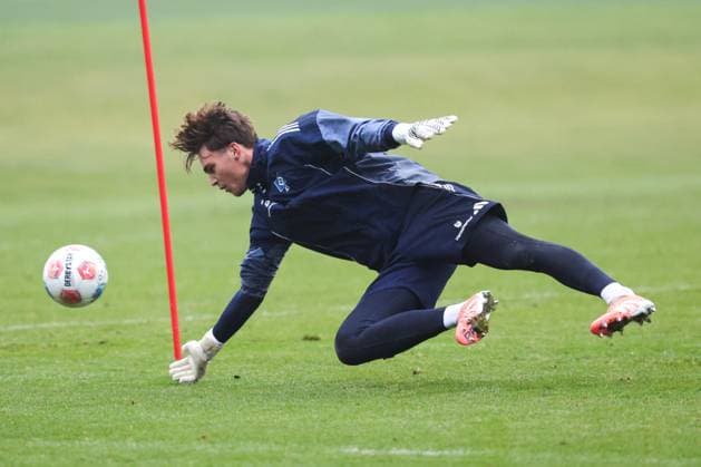 GER, xFSx ,Hamburg, HSV , 1. Bundesliga , Fussball, DFL, Hamburger SV Training , am Hamburger Volksparkstadion , 10.11.2025 , v.l. Torwart Fernando Dickes (Hamburger SV ,41) DFL regulations prohibit any use of photographs as image sequences and or quasi-video. Copyright: HMBxMedia FernandoxSoares