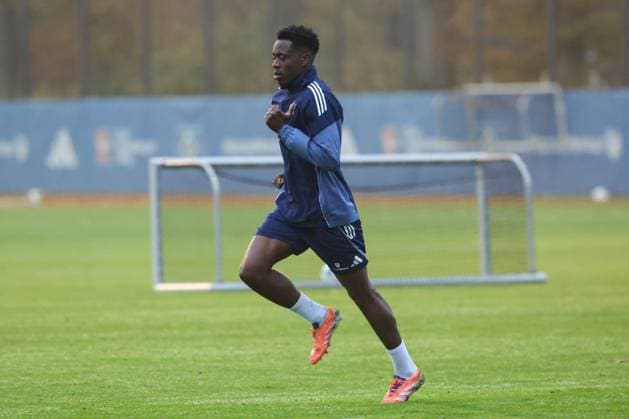 GER, xFSx ,Hamburg, HSV , 1. Bundesliga , Fussball, DFL, Hamburger SV Training , am Hamburger Volksparkstadion , 10.11.2025 , v.l. Albert Logonga (Hamburger SV ,6) DFL regulations prohibit any use of photographs as image sequences and or quasi-video. Copyright: HMBxMedia FernandoxSoares