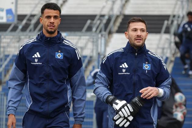 GER, xFSx ,Hamburg, HSV , 1. Bundesliga , Fussball, DFL, Hamburger SV Training , am Hamburger Volksparkstadion , 10.11.2025 , v.l. Robert Glatzel (Hamburger SV ,9) , Torwart Daniel Heuer Fernandes (Hamburger SV ,1) DFL regulations prohibit any use of photographs as image sequences and or quasi-video. Copyright: HMBxMedia FernandoxSoares