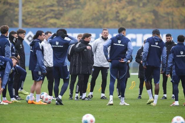 GER, xFSx ,Hamburg, HSV , 1. Bundesliga , Fussball, DFL, Hamburger SV Training , am Hamburger Volksparkstadion , 10.11.2025 , v.l. Trainer Merlin Polzin (Hamburger SV) bei der Trainingsbesprechung DFL regulations prohibit any use of photographs as image sequences and or quasi-video. Copyright: HMBxMedia FernandoxSoares
