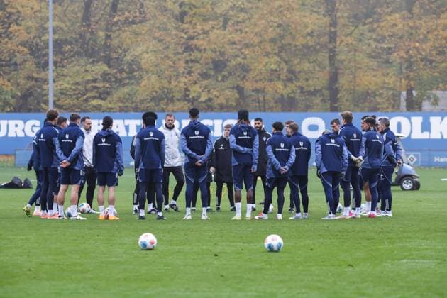 GER, xFSx ,Hamburg, HSV , 1. Bundesliga , Fussball, DFL, Hamburger SV Training , am Hamburger Volksparkstadion , 10.11.2025 , v.l. Hamburger SV bei der Trainings vorbereitung DFL regulations prohibit any use of photographs as image sequences and or quasi-video. Copyright: HMBxMedia FernandoxSoares