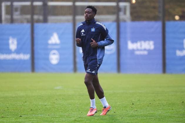 GER, xFSx ,Hamburg, HSV , 1. Bundesliga , Fussball, DFL, Hamburger SV Training , am Hamburger Volksparkstadion , 10.11.2025 , v.l. Albert Logonga (Hamburger SV ,6) DFL regulations prohibit any use of photographs as image sequences and or quasi-video. Copyright: HMBxMedia FernandoxSoares