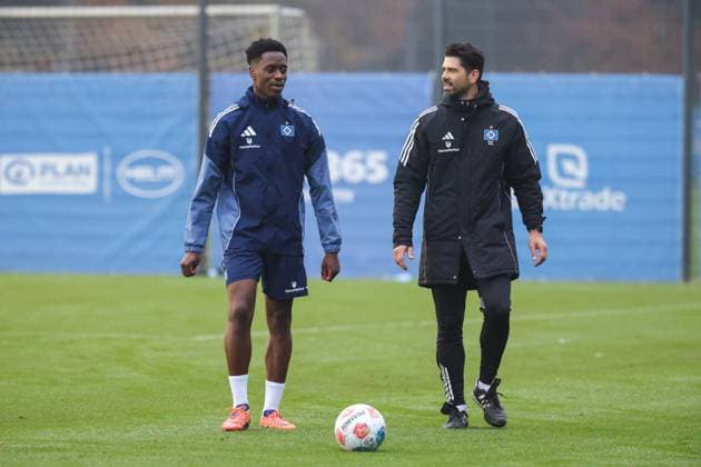GER, xFSx ,Hamburg, HSV , 1. Bundesliga , Fussball, DFL, Hamburger SV Training , am Hamburger Volksparkstadion , 10.11.2025 , v.l. Albert Logonga (Hamburger SV ,6) , Sebastian Capel (UKE) Reha-Trainer DFL regulations prohibit any use of photographs as image sequences and or quasi-video. Copyright: HMBxMedia FernandoxSoares