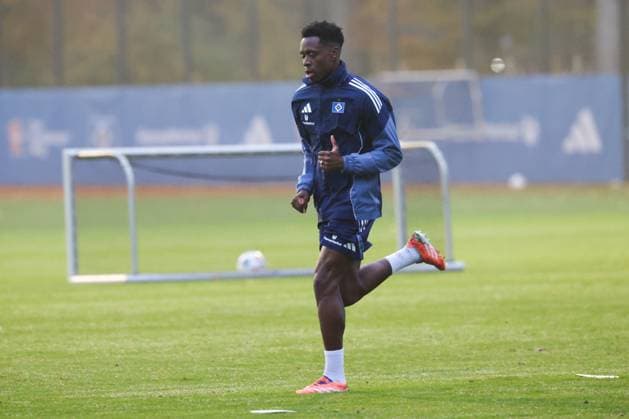 GER, xFSx ,Hamburg, HSV , 1. Bundesliga , Fussball, DFL, Hamburger SV Training , am Hamburger Volksparkstadion , 10.11.2025 , v.l. Albert Logonga (Hamburger SV ,6) DFL regulations prohibit any use of photographs as image sequences and or quasi-video. Copyright: HMBxMedia FernandoxSoares