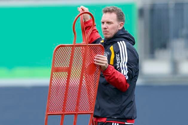 Bundestrainer Julian Nagelsmann (Germany) schaut, , Training der deutschen Fussball Nationalmannschaft, Volkswagen Arena am 10. November 2025 in Wolfsburg, Deutschland. (Foto von Marco Steinbrenner DeFodi Images) Bundestrainer Julian Nagelsmann (Germany) looks on, , Training der deutschen Fussball Nationalmannschaft, Volkswagen Arena, November 10, 2025 in Wolfsburg, Germany. (Photo by Marco Steinbrenner DeFodi Images) DFL regulations prohibit any use of photographs as image sequences and or quasi-video. National coach Julian Nagelsmann Germany looks on, , Training of the German national soccer team, Volkswagen Arena on November 10, 2025 in Wolfsburg, Germany Photo by Marco Steinbrenner DeFodi Images National coach Julian Nagelsmann Germany looks on, , Training of the German national soccer team, Volkswagen Arena, November 10, 2025 in Wolfsburg, Germany Photo by Marco Steinbrenner DeFodi Images DFL regulations prohibit any use of photographs as image sequences and or quasi video