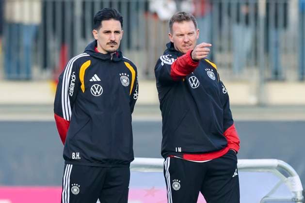 Assistenztrainer Benjamin Huebner (Germany) und Bundestrainer Julian Nagelsmann (Germany) unterhalten sich, , Training der deutschen Fussball Nationalmannschaft, Volkswagen Arena am 10. November 2025 in Wolfsburg, Deutschland. (Foto von Marco Steinbrenner DeFodi Images) Assistenztrainer Benjamin Huebner (Germany) und Bundestrainer Julian Nagelsmann (Germany) talk together, , Training der deutschen Fussball Nationalmannschaft, Volkswagen Arena, November 10, 2025 in Wolfsburg, Germany. (Photo by Marco Steinbrenner DeFodi Images) DFL regulations prohibit any use of photographs as image sequences and or quasi-video. Assistant coach Benjamin Huebner Germany and national coach Julian Nagelsmann Germany talk, , Training of the German national soccer team, Volkswagen Arena, November 10, 2025 in Wolfsburg, Germany Photo by Marco Steinbrenner DeFodi Images Assistant coach Benjamin Huebner Germany and national coach Julian Nagelsmann Germany talk together, , Training of the German national soccer team, Volkswagen Arena, November 10, 2025 in Wolfsburg, Germany Photo by Marco Steinbrenner DeFodi Images DFL regulations prohibit any use of photographs as image sequences and or quasi video
