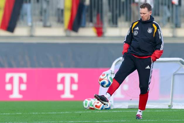 Bundestrainer Julian Nagelsmann (Germany) kontrolliert den Ball, , Training der deutschen Fussball Nationalmannschaft, Volkswagen Arena am 10. November 2025 in Wolfsburg, Deutschland. (Foto von Marco Steinbrenner DeFodi Images) Bundestrainer Julian Nagelsmann (Germany) controls the ball, , Training der deutschen Fussball Nationalmannschaft, Volkswagen Arena, November 10, 2025 in Wolfsburg, Germany. (Photo by Marco Steinbrenner DeFodi Images) DFL regulations prohibit any use of photographs as image sequences and or quasi-video. National coach Julian Nagelsmann Germany controls the ball, , Training of the German national soccer team, Volkswagen Arena, November 10, 2025 in Wolfsburg, Germany Photo by Marco Steinbrenner DeFodi Images National coach Julian Nagelsmann Germany controls the ball, , Training of the German national soccer team, Volkswagen Arena, November 10, 2025 in Wolfsburg, Germany Photo by Marco Steinbrenner DeFodi Images DFL regulations prohibit any use of photographs as image sequences and or quasi video