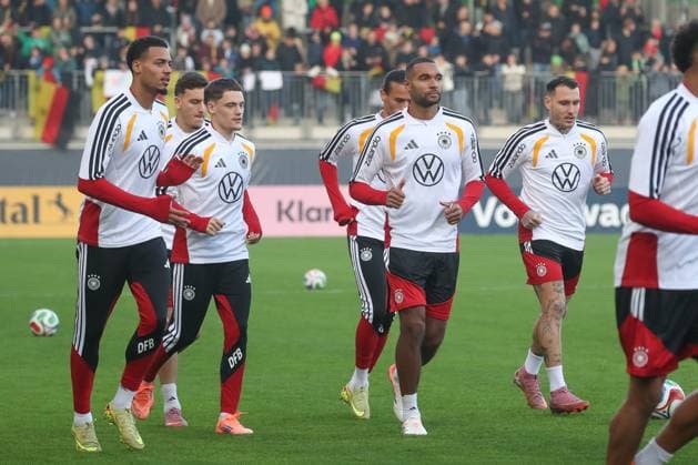 10.11.2025, xgox, Fussball - Deutsche Nationalmannschaft Öffentliches Training emspor, v.l. Felix Nmecha (Deutschland, ) , Florian Wirtz (Deutschland, ), Jonathan Tah (Deutschland, ), David Raum (Deutschland, ) (DFL DFB REGULATIONS PROHIBIT ANY USE OF PHOTOGRAPHS as IMAGE SEQUENCES and or QUASI-VIDEO) Wolfsburg