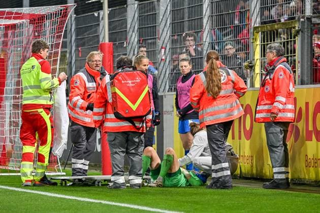 Charlotte Voll (Bayer 04 Leverkusen, 01) muss aertzlich behandelt werden GER, SC Freiburg - Bayer 04 Leverkuse, Frauen-Fussball, Google Pixel Frauen-Bundesliga, 10. Spieltag, Saison 2025 2026, 10.11.2025 DFB REGULATIONS PROHIBIT ANY USE OF PHOTOGRAPHS AS IMAGE SEQUENCES AND OR QUASI-VIDEO GER, SC Freiburg - Bayer 04 Leverkuse, Frauen-Fussball, Google Pixel Frauen-Bundesliga, 10. Spieltag, Saison 2025 2026, 10.11.2025 Freiburg Copyright: xEibner-Pressefoto ThomasxHessx EP_THS