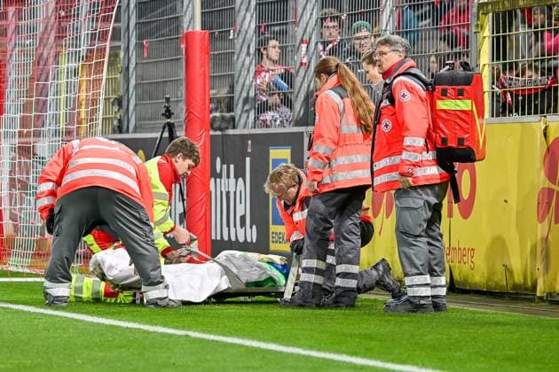 Charlotte Voll (Bayer 04 Leverkusen, 01) muss aertzlich behandelt werden GER, SC Freiburg - Bayer 04 Leverkuse, Frauen-Fussball, Google Pixel Frauen-Bundesliga, 10. Spieltag, Saison 2025 2026, 10.11.2025 DFB REGULATIONS PROHIBIT ANY USE OF PHOTOGRAPHS AS IMAGE SEQUENCES AND OR QUASI-VIDEO GER, SC Freiburg - Bayer 04 Leverkuse, Frauen-Fussball, Google Pixel Frauen-Bundesliga, 10. Spieltag, Saison 2025 2026, 10.11.2025 Freiburg Copyright: xEibner-Pressefoto ThomasxHessx EP_THS