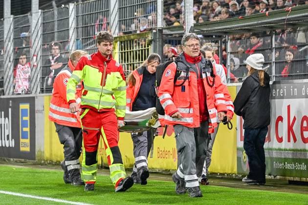 Charlotte Voll (Bayer 04 Leverkusen, 01) muss aertzlich behandelt werden und wird von Sanitaetern auf der Trage transportiert. GER, SC Freiburg - Bayer 04 Leverkuse, Frauen-Fussball, Google Pixel Frauen-Bundesliga, 10. Spieltag, Saison 2025 2026, 10.11.2025 DFB REGULATIONS PROHIBIT ANY USE OF PHOTOGRAPHS AS IMAGE SEQUENCES AND OR QUASI-VIDEO GER, SC Freiburg - Bayer 04 Leverkuse, Frauen-Fussball, Google Pixel Frauen-Bundesliga, 10. Spieltag, Saison 2025 2026, 10.11.2025 Freiburg Copyright: xEibner-Pressefoto ThomasxHessx EP_THS