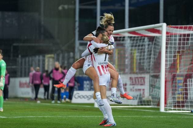 Lisa Karl (SC Freiburg, 02), Leela Egli (SC Freiburg, 20), Tessa Blumenberg (SC Freiburg, 07) Torjubel, Emotionen, Jubel, Torerfolg, Abschluss, Treffer , Deutschland, Fussball, GooglePixel Frauen-Bundesliga, 10.Spieltag, 2025 2026, SC Freiburg vs. Bayer 04 Leverkusen, 10.11.2025, Dreisamstadion, Freiburg, Deutschland DFB REGULATIONS PROHIBIT ANY USE OF PHOTOGRAPHS AS IMAGE SEQUENCES AND OR QUASI-VIDEO. Freiburg Dreisamstadion Baden-Wuerttemberg Deutschland Copyright: xArnexAmbergx