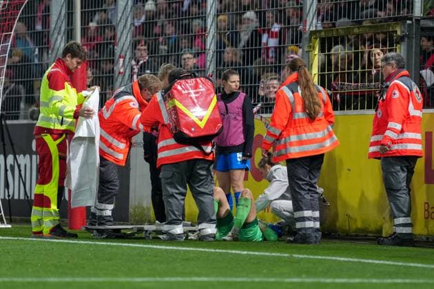 Charlotte Voll (Bayer 04 Leverkusen, 01) Verletzung , Deutschland, Fussball, GooglePixel Frauen-Bundesliga, 10.Spieltag, 2025 2026, SC Freiburg vs. Bayer 04 Leverkusen, 10.11.2025, Dreisamstadion, Freiburg, Deutschland DFB REGULATIONS PROHIBIT ANY USE OF PHOTOGRAPHS AS IMAGE SEQUENCES AND OR QUASI-VIDEO. Freiburg Dreisamstadion Baden-Wuerttemberg Deutschland Copyright: xArnexAmbergx