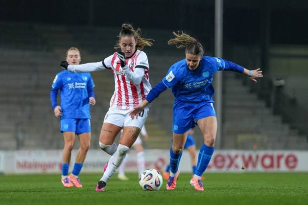 Selina Vobian (SC Freiburg, 10) im Zweikampf mit Katharina Piljic (Bayer 04 Leverkusen, 06) , Deutschland, Fussball, GooglePixel Frauen-Bundesliga, 10.Spieltag, 2025 2026, SC Freiburg vs. Bayer 04 Leverkusen, 10.11.2025, Dreisamstadion, Freiburg, Deutschland DFB REGULATIONS PROHIBIT ANY USE OF PHOTOGRAPHS AS IMAGE SEQUENCES AND OR QUASI-VIDEO. Freiburg Dreisamstadion Baden-Wuerttemberg Deutschland Copyright: xArnexAmbergx