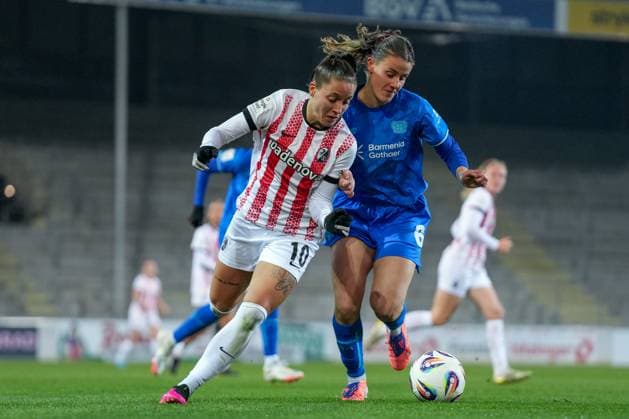 Selina Vobian (SC Freiburg, 10) im Zweikampf mit Katharina Piljic (Bayer 04 Leverkusen, 06) , Deutschland, Fussball, GooglePixel Frauen-Bundesliga, 10.Spieltag, 2025 2026, SC Freiburg vs. Bayer 04 Leverkusen, 10.11.2025, Dreisamstadion, Freiburg, Deutschland DFB REGULATIONS PROHIBIT ANY USE OF PHOTOGRAPHS AS IMAGE SEQUENCES AND OR QUASI-VIDEO. Freiburg Dreisamstadion Baden-Wuerttemberg Deutschland Copyright: xArnexAmbergx