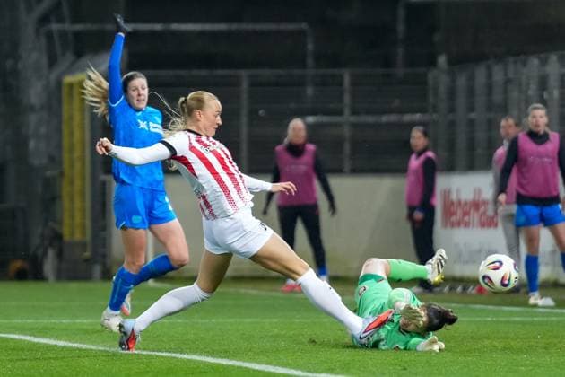 Tessa Blumenberg (SC Freiburg, 07) erzielt ein Tor, Charlotte Voll (Bayer 04 Leverkusen, 01) kann es nicht verhindern , Deutschland, Fussball, GooglePixel Frauen-Bundesliga, 10.Spieltag, 2025 2026, SC Freiburg vs. Bayer 04 Leverkusen, 10.11.2025, Dreisamstadion, Freiburg, Deutschland DFB REGULATIONS PROHIBIT ANY USE OF PHOTOGRAPHS AS IMAGE SEQUENCES AND OR QUASI-VIDEO. Freiburg Dreisamstadion Baden-Wuerttemberg Deutschland Copyright: xArnexAmbergx