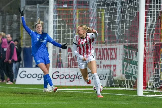Tessa Blumenberg (SC Freiburg, 07) Torjubel, Emotionen, Jubel, Torerfolg, Abschluss, Treffer , Deutschland, Fussball, GooglePixel Frauen-Bundesliga, 10.Spieltag, 2025 2026, SC Freiburg vs. Bayer 04 Leverkusen, 10.11.2025, Dreisamstadion, Freiburg, Deutschland DFB REGULATIONS PROHIBIT ANY USE OF PHOTOGRAPHS AS IMAGE SEQUENCES AND OR QUASI-VIDEO. Freiburg Dreisamstadion Baden-Wuerttemberg Deutschland Copyright: xArnexAmbergx