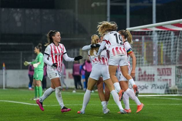 Selina Vobian (SC Freiburg, 10), Tessa Blumenberg (SC Freiburg, 07), Nia Szenk (SC Freiburg, 19), Lisa Karl (SC Freiburg, 02) Torjubel, Emotionen, Jubel, Torerfolg, Abschluss, Treffer , Deutschland, Fussball, GooglePixel Frauen-Bundesliga, 10.Spieltag, 2025 2026, SC Freiburg vs. Bayer 04 Leverkusen, 10.11.2025, Dreisamstadion, Freiburg, Deutschland DFB REGULATIONS PROHIBIT ANY USE OF PHOTOGRAPHS AS IMAGE SEQUENCES AND OR QUASI-VIDEO. Freiburg Dreisamstadion Baden-Wuerttemberg Deutschland Copyright: xArnexAmbergx