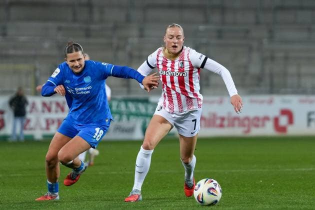 Julia Mickenhagen (Bayer 04 Leverkusen, 18) im Zweikampf mit Tessa Blumenberg (SC Freiburg, 07) , Deutschland, Fussball, GooglePixel Frauen-Bundesliga, 10.Spieltag, 2025 2026, SC Freiburg vs. Bayer 04 Leverkusen, 10.11.2025, Dreisamstadion, Freiburg, Deutschland DFB REGULATIONS PROHIBIT ANY USE OF PHOTOGRAPHS AS IMAGE SEQUENCES AND OR QUASI-VIDEO. Freiburg Dreisamstadion Baden-Wuerttemberg Deutschland Copyright: xArnexAmbergx