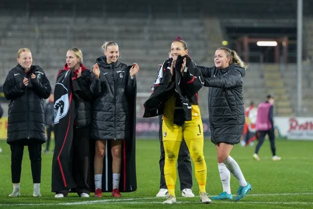 Greta Stegemann (SC Freiburg, 16) schickt Laura Benkarth (SC Freiburg, 01) zu den Fans , Deutschland, Fussball, GooglePixel Frauen-Bundesliga, 10.Spieltag, 2025 2026, SC Freiburg vs. Bayer 04 Leverkusen, 10.11.2025, Dreisamstadion, Freiburg, Deutschland DFB REGULATIONS PROHIBIT ANY USE OF PHOTOGRAPHS AS IMAGE SEQUENCES AND OR QUASI-VIDEO. Freiburg Dreisamstadion Baden-Wuerttemberg Deutschland Copyright: xArnexAmbergx