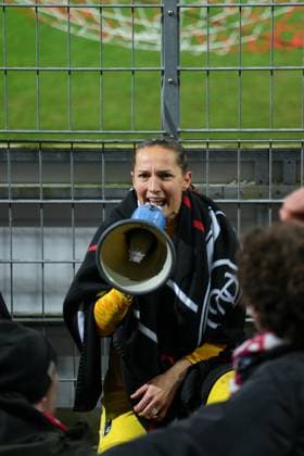Tessa Blumenberg (SC Freiburg, 07) und Laura Benkarth (SC Freiburg, 01) feiern den Sieg in der Kurve bei den Fans , Deutschland, Fussball, GooglePixel Frauen-Bundesliga, 10.Spieltag, 2025 2026, SC Freiburg vs. Bayer 04 Leverkusen, 10.11.2025, Dreisamstadion, Freiburg, Deutschland DFB REGULATIONS PROHIBIT ANY USE OF PHOTOGRAPHS AS IMAGE SEQUENCES AND OR QUASI-VIDEO. Freiburg Dreisamstadion Baden-Wuerttemberg Deutschland Copyright: xArnexAmbergx