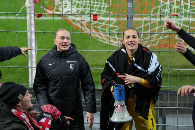 Tessa Blumenberg (SC Freiburg, 07) und Laura Benkarth (SC Freiburg, 01) feiern den Sieg in der Kurve bei den Fans , Deutschland, Fussball, GooglePixel Frauen-Bundesliga, 10.Spieltag, 2025 2026, SC Freiburg vs. Bayer 04 Leverkusen, 10.11.2025, Dreisamstadion, Freiburg, Deutschland DFB REGULATIONS PROHIBIT ANY USE OF PHOTOGRAPHS AS IMAGE SEQUENCES AND OR QUASI-VIDEO. Freiburg Dreisamstadion Baden-Wuerttemberg Deutschland Copyright: xArnexAmbergx