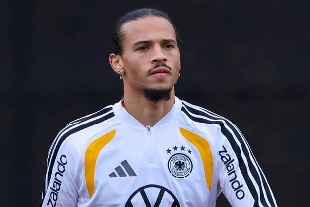 Leroy Sane (Germany) schaut, , Training der deutschen Fussball Nationalmannschaft, Volkswagen Arena am 11. November 2025 in Wolfsburg, Deutschland. (Foto von Marco Steinbrenner DeFodi Images) Leroy Sane (Germany) looks on, , Training der deutschen Fussball Nationalmannschaft, Volkswagen Arena, November 11, 2025 in Wolfsburg, Germany. (Photo by Marco Steinbrenner DeFodi Images) DFL regulations prohibit any use of photographs as image sequences and or quasi-video. Leroy Sane Germany looks on, , Training der deutschen Fussball Nationalmannschaft, Volkswagen Arena am 11 November 2025 in Wolfsburg, Germany Photo by Marco Steinbrenner DeFodi Images Leroy Sane Germany looks on, , Training der deutschen Fussball Nationalmannschaft, Volkswagen Arena, November 11, 2025 in Wolfsburg, Germany Photo by Marco Steinbrenner DeFodi Images DFL regulations prohibit any use of photographs as image sequences and or quasi video