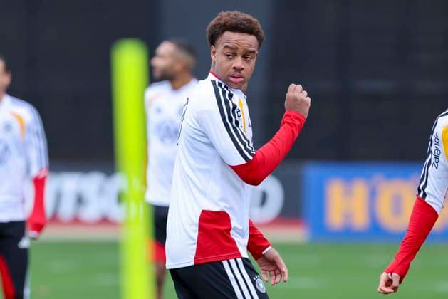 Assan Ouedraogo (Germany) schaut, , Training der deutschen Fussball Nationalmannschaft, Volkswagen Arena am 11. November 2025 in Wolfsburg, Deutschland. (Foto von Marco Steinbrenner DeFodi Images) Assan Ouedraogo (Germany) looks on, , Training der deutschen Fussball Nationalmannschaft, Volkswagen Arena, November 11, 2025 in Wolfsburg, Germany. (Photo by Marco Steinbrenner DeFodi Images) DFL regulations prohibit any use of photographs as image sequences and or quasi-video. Assan Ouedraogo Germany looks on, , Training der deutschen Fussball Nationalmannschaft, Volkswagen Arena am 11 November 2025 in Wolfsburg, Germany Photo by Marco Steinbrenner DeFodi Images Assan Ouedraogo Germany looks on, , Training der deutschen Fussball Nationalmannschaft, Volkswagen Arena, November 11, 2025 in Wolfsburg, Germany Photo by Marco Steinbrenner DeFodi Images DFL regulations prohibit any use of photographs as image sequences and or quasi video