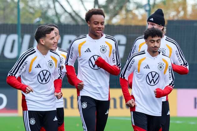 Said El Mala (Germany), Assan Ouedraogo (Germany) und Nathaniel Brown (Germany) unterhalten sich, , Training der deutschen Fussball Nationalmannschaft, Volkswagen Arena am 11. November 2025 in Wolfsburg, Deutschland. (Foto von Marco Steinbrenner DeFodi Images) Said El Mala (Germany), Assan Ouedraogo (Germany) und Nathaniel Brown (Germany) talk together, , Training der deutschen Fussball Nationalmannschaft, Volkswagen Arena, November 11, 2025 in Wolfsburg, Germany. (Photo by Marco Steinbrenner DeFodi Images) DFL regulations prohibit any use of photographs as image sequences and or quasi-video. Said El Mala Germany , Assan Ouedraogo Germany and Nathaniel Brown Germany talk together, , German national soccer team training, Volkswagen Arena, November 11, 2025 in Wolfsburg, Germany Photo by Marco Steinbrenner DeFodi Images Said El Mala Germany , Assan Ouedraogo Germany and Nathaniel Brown Germany talk together, , Training of the German national soccer team, Volkswagen Arena, November 11, 2025 in Wolfsburg, Germany Photo by Marco Steinbrenner DeFodi Images DFL regulations prohibit any use of photographs as image sequences and or quasi video
