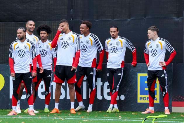 Serge Gnabry (Germany), Jonathan Tah (Germany), Karim Adeyemi (Germany), Malick Thiaw (Germany), Assan Ouedraogo (Germany), Leroy Sane (Germany) und Florian Wirtz (Germany) schauen, , Training der deutschen Fussball Nationalmannschaft, Volkswagen Arena am 11. November 2025 in Wolfsburg, Deutschland. (Foto von Marco Steinbrenner DeFodi Images) Serge Gnabry (Germany), Jonathan Tah (Germany), Karim Adeyemi (Germany), Malick Thiaw (Germany), Assan Ouedraogo (Germany), Leroy Sane (Germany) und Florian Wirtz (Germany) look on, , Training der deutschen Fussball Nationalmannschaft, Volkswagen Arena, November 11, 2025 in Wolfsburg, Germany. (Photo by Marco Steinbrenner DeFodi Images) DFL regulations prohibit any use of photographs as image sequences and or quasi-video. Serge Gnabry Germany , Jonathan Tah Germany , Karim Adeyemi Germany , Malick Thiaw Germany , Assan Ouedraogo Germany , Leroy Sane Germany and Florian Wirtz Germany look on, , Training of the German national soccer team, Volkswagen Arena on November 11, 2025 in Wolfsburg, Germany Photo by Marco Steinbrenner DeFodi Images Serge Gnabry Germany , Jonathan Tah Germany , Karim Adeyemi Germany , Malick Thiaw Germany , Assan Ouedraogo Germany , Leroy Sane Germany and Florian Wirtz Germany look on, , Training of the German national soccer team, Volkswagen Arena, November 11, 2025 in Wolfsburg, Germany Photo by Marco Steinbrenner DeFodi Images DFL regulations prohibit any use of photographs as image sequences and or quasi video