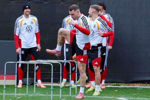 David Raum (Germany) waermt sich auf, , Training der deutschen Fussball Nationalmannschaft, Volkswagen Arena am 11. November 2025 in Wolfsburg, Deutschland. (Foto von Marco Steinbrenner DeFodi Images) David Raum (Germany) warms up, , Training der deutschen Fussball Nationalmannschaft, Volkswagen Arena, November 11, 2025 in Wolfsburg, Germany. (Photo by Marco Steinbrenner DeFodi Images) DFL regulations prohibit any use of photographs as image sequences and or quasi-video. David Raum Germany warms up, , Training der deutschen Fussball Nationalmannschaft, Volkswagen Arena am 11 November 2025 in Wolfsburg, Germany Photo by Marco Steinbrenner DeFodi Images David Raum Germany warms up, , Training der deutschen Fussball Nationalmannschaft, Volkswagen Arena, November 11, 2025 in Wolfsburg, Germany Photo by Marco Steinbrenner DeFodi Images DFL regulations prohibit any use of photographs as image sequences and or quasi video