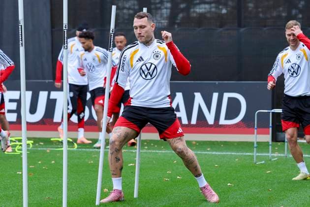 David Raum (Germany) waermt sich auf, , Training der deutschen Fussball Nationalmannschaft, Volkswagen Arena am 11. November 2025 in Wolfsburg, Deutschland. (Foto von Marco Steinbrenner DeFodi Images) David Raum (Germany) warms up, , Training der deutschen Fussball Nationalmannschaft, Volkswagen Arena, November 11, 2025 in Wolfsburg, Germany. (Photo by Marco Steinbrenner DeFodi Images) DFL regulations prohibit any use of photographs as image sequences and or quasi-video. David Raum Germany warms up, , Training der deutschen Fussball Nationalmannschaft, Volkswagen Arena am 11 November 2025 in Wolfsburg, Germany Photo by Marco Steinbrenner DeFodi Images David Raum Germany warms up, , Training der deutschen Fussball Nationalmannschaft, Volkswagen Arena, November 11, 2025 in Wolfsburg, Germany Photo by Marco Steinbrenner DeFodi Images DFL regulations prohibit any use of photographs as image sequences and or quasi video