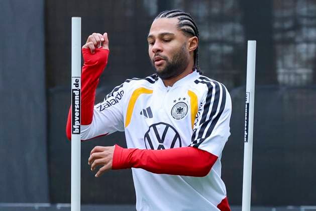 Serge Gnabry (Germany) waermt sich auf, , Training der deutschen Fussball Nationalmannschaft, Volkswagen Arena am 11. November 2025 in Wolfsburg, Deutschland. (Foto von Marco Steinbrenner DeFodi Images) Serge Gnabry (Germany) warms up, , Training der deutschen Fussball Nationalmannschaft, Volkswagen Arena, November 11, 2025 in Wolfsburg, Germany. (Photo by Marco Steinbrenner DeFodi Images) DFL regulations prohibit any use of photographs as image sequences and or quasi-video. Serge Gnabry Germany warms up, , Training der deutschen Fussball Nationalmannschaft, Volkswagen Arena am 11 November 2025 in Wolfsburg, Germany Photo by Marco Steinbrenner DeFodi Images Serge Gnabry Germany warms up, , Training der deutschen Fussball Nationalmannschaft, Volkswagen Arena, November 11, 2025 in Wolfsburg, Germany Photo by Marco Steinbrenner DeFodi Images DFL regulations prohibit any use of photographs as image sequences and or quasi video
