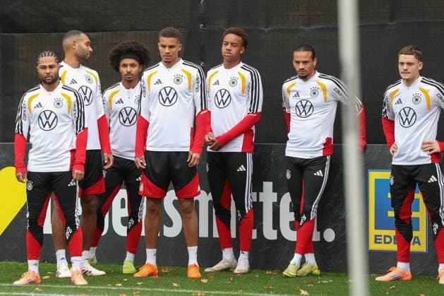 11.11.2025, xgox, Fussball - Deutsche Nationalmannschaft Training emspor, v.l. Serge Gnabry (Deutschland, ), Jonathan Tah (Deutschland, ), Karim Adeyimi (Deutschland, ), Assan Ouedraogo (Deutschland), Leroy Sane (Deutschland, ), Florian Wirtz (Deutschland, ) (DFL DFB REGULATIONS PROHIBIT ANY USE OF PHOTOGRAPHS as IMAGE SEQUENCES and or QUASI-VIDEO) Wolfsburg