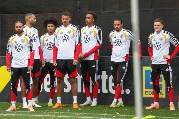 11.11.2025, xgox, Fussball - Deutsche Nationalmannschaft Training emspor, v.l. Serge Gnabry (Deutschland, ), Jonathan Tah (Deutschland, ), Karim Adeyimi (Deutschland, ), Assan Ouedraogo (Deutschland), Leroy Sane (Deutschland, ), Florian Wirtz (Deutschland, ) (DFL DFB REGULATIONS PROHIBIT ANY USE OF PHOTOGRAPHS as IMAGE SEQUENCES and or QUASI-VIDEO) Wolfsburg