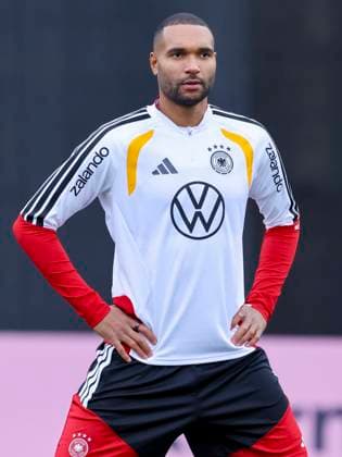 Jonathan Tah (Germany) schaut, , Training der deutschen Fussball Nationalmannschaft, Volkswagen Arena am 11. November 2025 in Wolfsburg, Deutschland. (Foto von Marco Steinbrenner DeFodi Images) Jonathan Tah (Germany) looks on, , Training der deutschen Fussball Nationalmannschaft, Volkswagen Arena, November 11, 2025 in Wolfsburg, Germany. (Photo by Marco Steinbrenner DeFodi Images) DFL regulations prohibit any use of photographs as image sequences and or quasi-video. Jonathan Tah Germany looks on, , Training der deutschen Fussball Nationalmannschaft, Volkswagen Arena am 11 November 2025 in Wolfsburg, Germany Photo by Marco Steinbrenner DeFodi Images Jonathan Tah Germany looks on, , Training der deutschen Fussball Nationalmannschaft, Volkswagen Arena, November 11, 2025 in Wolfsburg, Germany Photo by Marco Steinbrenner DeFodi Images DFL regulations prohibit any use of photographs as image sequences and or quasi video