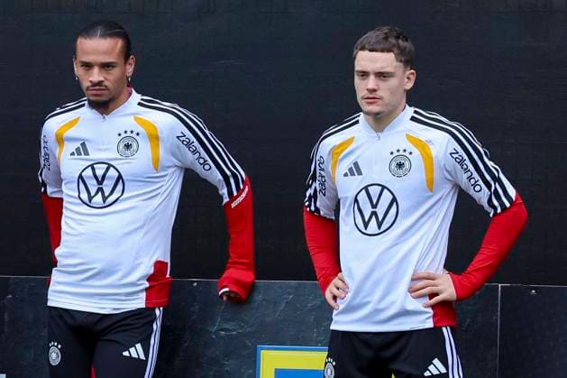 Leroy Sane (Germany) und Florian Wirtz (Germany) schauen enttaeuscht, , Training der deutschen Fussball Nationalmannschaft, Volkswagen Arena am 11. November 2025 in Wolfsburg, Deutschland. (Foto von Marco Steinbrenner DeFodi Images) Leroy Sane (Germany) und Florian Wirtz (Germany) look dejected, , Training der deutschen Fussball Nationalmannschaft, Volkswagen Arena, November 11, 2025 in Wolfsburg, Germany. (Photo by Marco Steinbrenner DeFodi Images) DFL regulations prohibit any use of photographs as image sequences and or quasi-video. Leroy Sane Germany and Florian Wirtz Germany look dejected, , Training der deutschen Fussball Nationalmannschaft, Volkswagen Arena am 11 November 2025 in Wolfsburg, Germany Photo by Marco Steinbrenner DeFodi Images Leroy Sane Germany and Florian Wirtz Germany look dejected, , Training der deutschen Fussball Nationalmannschaft, Volkswagen Arena, November 11, 2025 in Wolfsburg, Germany Photo by Marco Steinbrenner DeFodi Images DFL regulations prohibit any use of photographs as image sequences and or quasi video