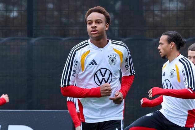Assan Ouedraogo (Germany) waermt sich auf, , Training der deutschen Fussball Nationalmannschaft, Volkswagen Arena am 11. November 2025 in Wolfsburg, Deutschland. (Foto von Marco Steinbrenner DeFodi Images) Assan Ouedraogo (Germany) warms up, , Training der deutschen Fussball Nationalmannschaft, Volkswagen Arena, November 11, 2025 in Wolfsburg, Germany. (Photo by Marco Steinbrenner DeFodi Images) DFL regulations prohibit any use of photographs as image sequences and or quasi-video. Assan Ouedraogo Germany warms up, , Training der deutschen Fussball Nationalmannschaft, Volkswagen Arena am 11 November 2025 in Wolfsburg, Germany Photo by Marco Steinbrenner DeFodi Images Assan Ouedraogo Germany warms up, , Training der deutschen Fussball Nationalmannschaft, Volkswagen Arena, November 11, 2025 in Wolfsburg, Germany Photo by Marco Steinbrenner DeFodi Images DFL regulations prohibit any use of photographs as image sequences and or quasi video