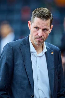 Portrait, Portraet, Freisteller von Thorsten Leibenath (ratiopharm ulm, Sportdirektor), nachdenklich GER, ratiopharm ulm vs. Cosea JL Bourg-en-Bresse, Basketball, 7. Spieltag, BKT EuroCup, Spielzeit 2025 2026, 11.11.2025 GER, ratiopharm ulm vs. Cosea JL Bourg-en-Bresse, Basketball, 7. Spieltag, BKT EuroCup, Spielzeit 2025 2026, 11.11.2025 Neu-Ulm Copyright: xEibner-Pressefoto GeraldxOelze-dexStoppanyx EP_ODS