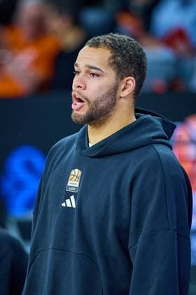 Portrait, Portraet, Freisteller von Christopher Ledlum (ratiopharm ulm, 04), verletzt vor Spielbeginn GER, ratiopharm ulm vs. Cosea JL Bourg-en-Bresse, Basketball, 7. Spieltag, BKT EuroCup, Spielzeit 2025 2026, 11.11.2025 GER, ratiopharm ulm vs. Cosea JL Bourg-en-Bresse, Basketball, 7. Spieltag, BKT EuroCup, Spielzeit 2025 2026, 11.11.2025 Neu-Ulm Copyright: xEibner-Pressefoto GeraldxOelze-dexStoppanyx EP_ODS