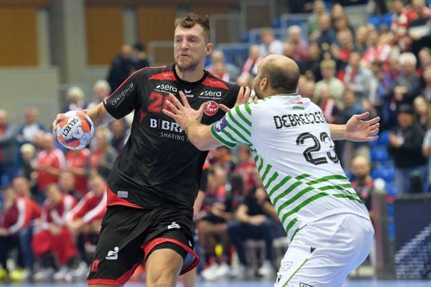 Uladsislau Kulesch (MT Melsungen 20) (am Ball), David Debreczeni (FTC-Green Collect 23) , GER, MT Melsungen - Ferencvarosi Torna Club Green Collect Budapest (HUN)l, Handball, EHF European League Maenner, Group Matches, Saison 2025 2026, 11.11.2025, GER, MT Melsungen - FTC-Green Collect, Handball, EHF Maenner, Group Matches, Saison 2025 2026, 11.11.2025 Kassel Copyright: xEibner-Pressefotox xRolandxSippex EP_RSL