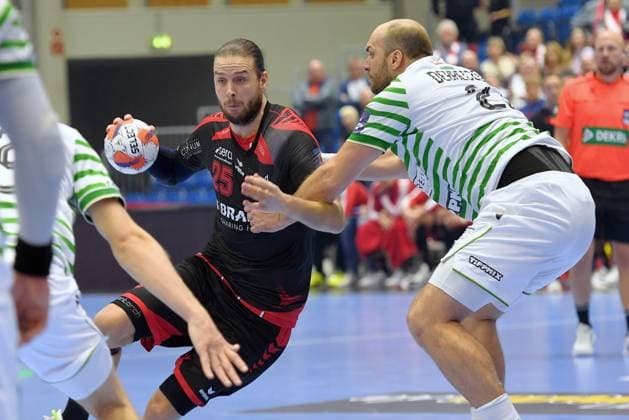 Olle Forsell Schefvert (MT Melsungen 25) (am Ball), David Debreczeni (FTC-Green Collect 23) , GER, MT Melsungen - Ferencvarosi Torna Club Green Collect Budapest (HUN)l, Handball, EHF European League Maenner, Group Matches, Saison 2025 2026, 11.11.2025, GER, MT Melsungen - FTC-Green Collect, Handball, EHF Maenner, Group Matches, Saison 2025 2026, 11.11.2025 Kassel Copyright: xEibner-Pressefotox xRolandxSippex EP_RSL