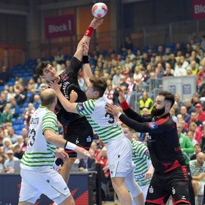 Nikolaj Enderleit (MT Melsungen 4) (am Ball), David Debreczeni (FTC-Green Collect 23) (L), Miklos Karai (FTC-Green Collect 34), Ruben Marchan (MT Melsungen 2) (R) , GER, MT Melsungen - Ferencvarosi Torna Club Green Collect Budapest (HUN)l, Handball, EHF European League Maenner, Group Matches, Saison 2025 2026, 11.11.2025, GER, MT Melsungen - FTC-Green Collect, Handball, EHF Maenner, Group Matches, Saison 2025 2026, 11.11.2025 Kassel Copyright: xEibner-Pressefotox xRolandxSippex EP_RSL