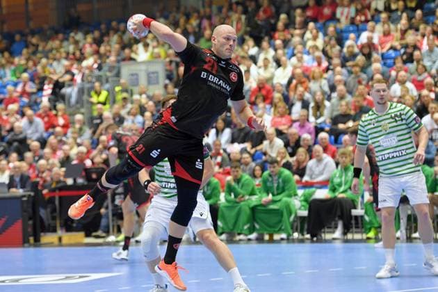 Arnar Freyr Arnarsson (MT Melsungen 21) beim Wurf; Viktor Prainer (FTC-Green Collect 44) (R) , GER, MT Melsungen - Ferencvarosi Torna Club Green Collect Budapest (HUN)l, Handball, EHF European League Maenner, Group Matches, Saison 2025 2026, 11.11.2025, GER, MT Melsungen - FTC-Green Collect, Handball, EHF Maenner, Group Matches, Saison 2025 2026, 11.11.2025 Kassel Copyright: xEibner-Pressefotox xRolandxSippex EP_RSL