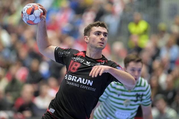 Florian Drosten (MT Melsungen 18) beim Wurf; Miklos Karai (FTC-Green Collect 34) (R) , GER, MT Melsungen - Ferencvarosi Torna Club Green Collect Budapest (HUN)l, Handball, EHF European League Maenner, Group Matches, Saison 2025 2026, 11.11.2025, GER, MT Melsungen - FTC-Green Collect, Handball, EHF Maenner, Group Matches, Saison 2025 2026, 11.11.2025 Kassel Copyright: xEibner-Pressefotox xRolandxSippex EP_RSL