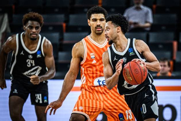 Kevin Kokila (Cosea JL Bourg-en-Bresse), Mark Smith (ratiopharm ulm) und Darius McGhee (Cosea JL Bourg-en-Bresse) im Zweikampf waehrend des EuroCup spiels zwischen ratiopharm ulm v Cosea JL Bourg-en-Bresse in der ratiopharm Arena am 11. November 2025 in Neu-Ulm, Deutschland. (Foto von Harry Langer DeFodi Images) +++ Kevin Kokila (Cosea JL Bourg-en-Bresse), Mark Smith (ratiopharm ulm) und Darius McGhee (Cosea JL Bourg-en-Bresse) battle for the ball during the EuroCup match between ratiopharm ulm v Cosea JL Bourg-en-Bresse at ratiopharm Arena on November 11, 2025 in Neu-Ulm, Germany. (Photo by Harry Langer DeFodi Images) (Photo by Harry Langer DeFodi Images) Kevin Kokila Cosea JL Bourg en Bresse , Mark Smith ratiopharm ulm and Darius McGhee Cosea JL Bourg en Bresse in a duel during the EuroCup match between ratiopharm ulm v Cosea JL Bourg en Bresse at ratiopharm Arena on November 11, 2025 in Neu Ulm, Germany Photo by Harry Langer DeFodi Images Kevin Kokila Cosea JL Bourg en Bresse , Mark Smith ratiopharm ulm and Darius McGhee Cosea JL Bourg en Bresse battle for the ball during the EuroCup match between ratiopharm ulm v Cosea JL Bourg en Bresse at ratiopharm Arena on November 11, 2025 in Neu Ulm, Germany Photo by Harry Langer DeFodi Images Photo by Harry Langer DeFodi Images