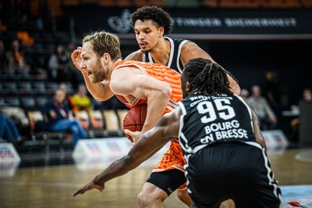 Christian Sengfelder (ratiopharm ulm), Vincent Mitchell (Cosea JL Bourg-en-Bresse) undAdam Mokoka (Cosea JL Bourg-en-Bresse) im Zweikampf waehrend des EuroCup spiels zwischen ratiopharm ulm v Cosea JL Bourg-en-Bresse in der ratiopharm Arena am 11. November 2025 in Neu-Ulm, Deutschland. (Foto von Harry Langer DeFodi Images) +++ Christian Sengfelder (ratiopharm ulm), Vincent Mitchell (Cosea JL Bourg-en-Bresse) undAdam Mokoka (Cosea JL Bourg-en-Bresse) battle for the ball during the EuroCup match between ratiopharm ulm v Cosea JL Bourg-en-Bresse at ratiopharm Arena on November 11, 2025 in Neu-Ulm, Germany. (Photo by Harry Langer DeFodi Images) (Photo by Harry Langer DeFodi Images) Christian Sengfelder ratiopharm ulm , Vincent Mitchell Cosea JL Bourg en Bresse andAdam Mokoka Cosea JL Bourg en Bresse in a duel during the EuroCup match between ratiopharm ulm v Cosea JL Bourg en Bresse at ratiopharm Arena on November 11, 2025 in Neu Ulm, Germany Photo by Harry Langer DeFodi Images Christian Sengfelder ratiopharm ulm , Vincent Mitchell Cosea JL Bourg en Bresse andAdam Mokoka Cosea JL Bourg en Bresse battle for the ball during the EuroCup match between ratiopharm ulm v Cosea JL Bourg en Bresse at ratiopharm Arena on November 11, 2025 in Neu Ulm, Germany Photo by Harry Langer DeFodi Images Photo by Harry Langer DeFodi Images