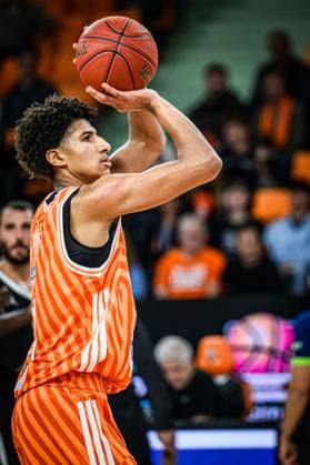 Meissa Faye (ratiopharm ulm) in Aktion, am Ball, Einzelaktion waehrend des EuroCup spiels zwischen ratiopharm ulm v Cosea JL Bourg-en-Bresse in der ratiopharm Arena am 11. November 2025 in Neu-Ulm, Deutschland. (Foto von Harry Langer DeFodi Images) +++ Meissa Faye (ratiopharm ulm) controls the Ball during the EuroCup match between ratiopharm ulm v Cosea JL Bourg-en-Bresse at ratiopharm Arena on November 11, 2025 in Neu-Ulm, Germany. (Photo by Harry Langer DeFodi Images) (Photo by Harry Langer DeFodi Images) Meissa Faye ratiopharm ulm in action, on the ball, individual action during the EuroCup match between ratiopharm ulm v Cosea JL Bourg en Bresse at the ratiopharm Arena on November 11, 2025 in Neu Ulm, Germany, Germany Photo by Harry Langer DeFodi Images Meissa Faye ratiopharm ulm controls the Ball during the EuroCup match between ratiopharm ulm v Cosea JL Bourg en Bresse at ratiopharm Arena on November 11, 2025 in Neu Ulm, Germany Photo by Harry Langer DeFodi Images Photo by Harry Langer DeFodi Images