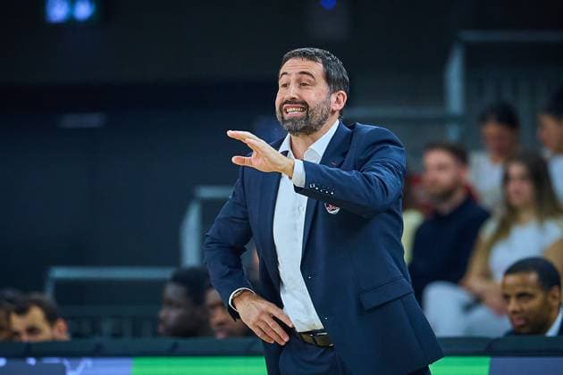 Portrait, Portraet, Freisteller von Frederic Fauthoux (Cosea JL Bourg-en-Bresse, Head Coach), gestikuliert, zeigt an GER, ratiopharm ulm vs. Cosea JL Bourg-en-Bresse, Basketball, 7. Spieltag, BKT EuroCup, Spielzeit 2025 2026, 11.11.2025 GER, ratiopharm ulm vs. Cosea JL Bourg-en-Bresse, Basketball, 7. Spieltag, BKT EuroCup, Spielzeit 2025 2026, 11.11.2025 Neu-Ulm Copyright: xEibner-Pressefoto GeraldxOelze-dexStoppanyx EP_ODS